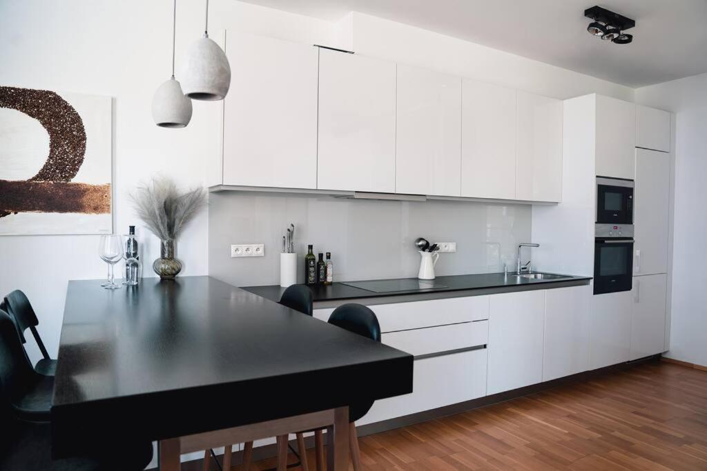 Prague Marina River View Apartment Close To City Centre Free Parking Dış mekan fotoğraf