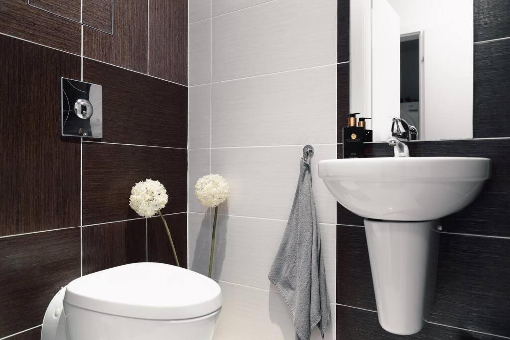 Prague Marina River View Apartment Close To City Centre Free Parking Dış mekan fotoğraf